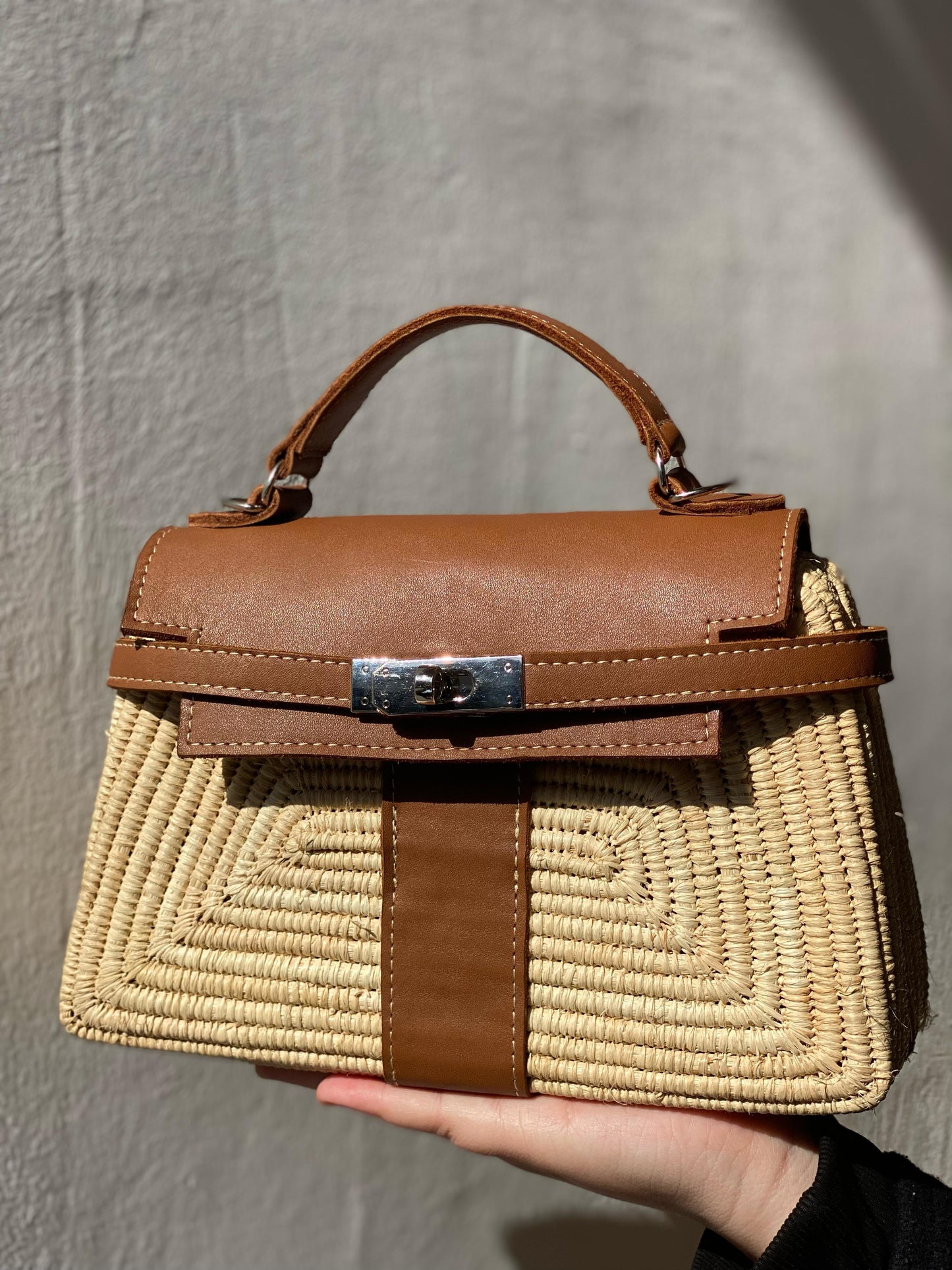 Artisanal handbag in raffia and leather