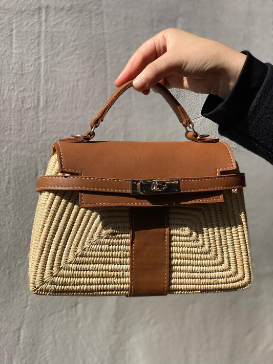 Artisanal handbag in raffia and leather