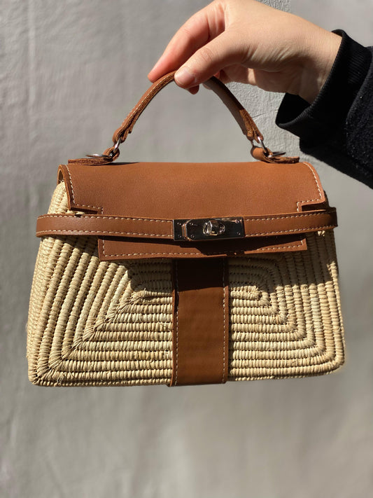 Artisanal handbag in raffia and leather