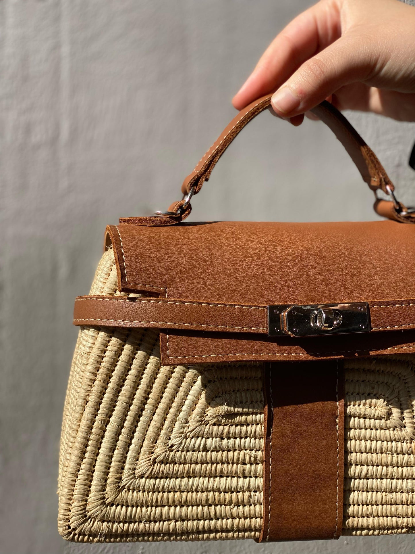 Artisanal handbag in raffia and leather