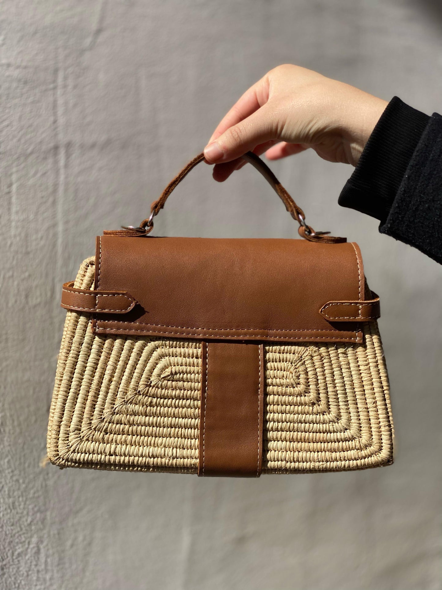 Artisanal handbag in raffia and leather